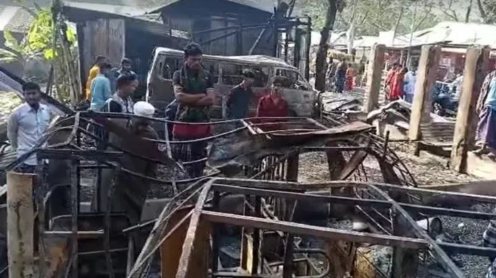 পুড়ে ছাই হয়ে যায় ৭টি দোকান ও মালামাল। ছবি: ভিডিও থেকে নেওয়া
