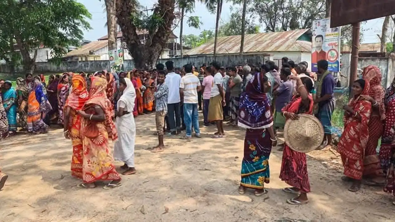 বাগানে অন্তঃসত্ত্বা নারীর মৃত্যু, চা শ্রমিকদের বিক্ষোভ ও কর্মবিরতি