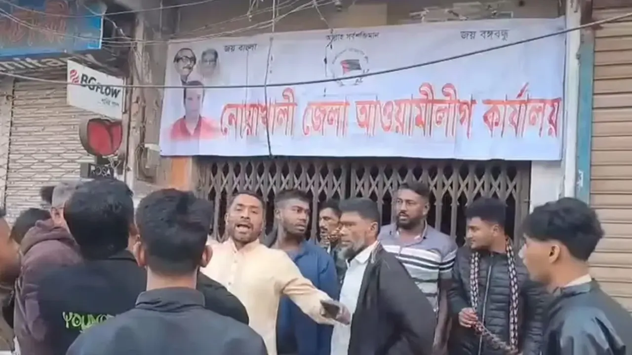 বুধবার সকাল ৭টায় কাদির হানিফ ইউনিয়ন আওয়ামী লীগের সামনে নেতাকর্মীরা জড় হয়