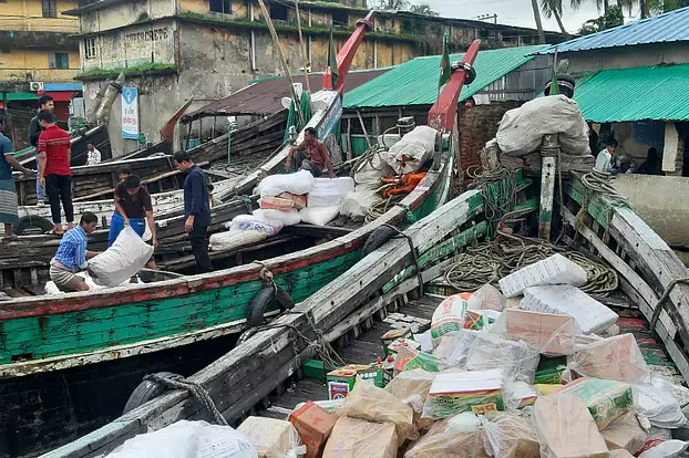 চার দিনের বিরতির পর টেকনাফ-সেন্ট মার্টিন রুটে আবারও নৌযান চলাচল শুরু