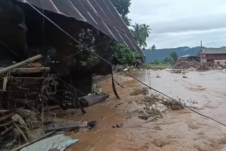ভারী বৃষ্টিতে থাইল্যান্ডে বন্যায় মৃতের সংখ্যা বেড়ে ২২