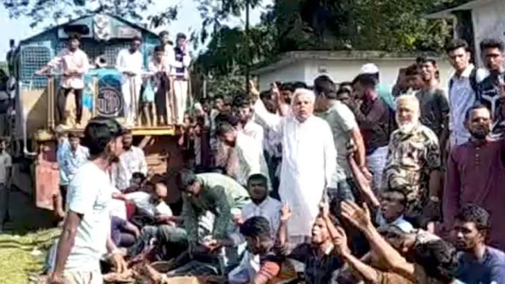 ট্রেন আটকে বিএনপি মনোনয়ন বঞ্চিত প্রার্থীর অনুসারীদের বিক্ষোভ
