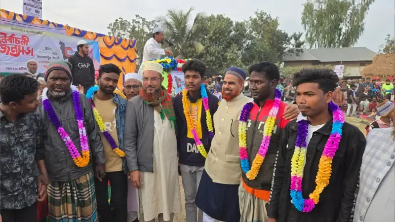জামায়াতে যোগ দিলেন নওগাঁয় পাঁচ হিন্দু যুবক