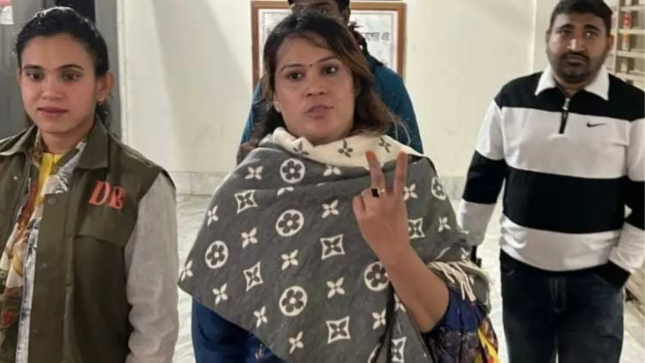 যশোরে বিএনপি অফিস ভাঙচুর-অগ্নিসংযোগ মামলায় মহিলা লীগ নেত্রী মহুয়া গ্রেপ্তার
