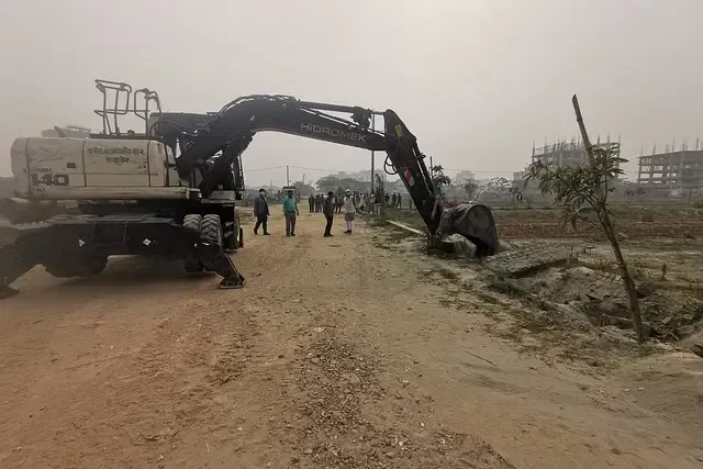 কেরানীগঞ্জে রাজউকের অভিযানে ভূমিদস্যুদের হামলা, দুই সাংবাদিকসহ আহত ৩