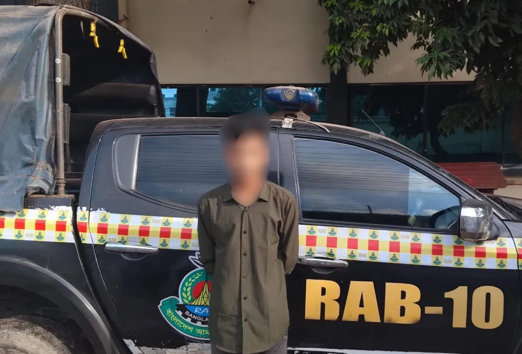 রাজবাড়ীর গোয়ালন্দঘাটে ক্লূলেস গৃহবধূ হত্যাকান্ডের আসামী সাগর শেখ (২০) গ্রেফতার করেছে র‍্যাব-১০।