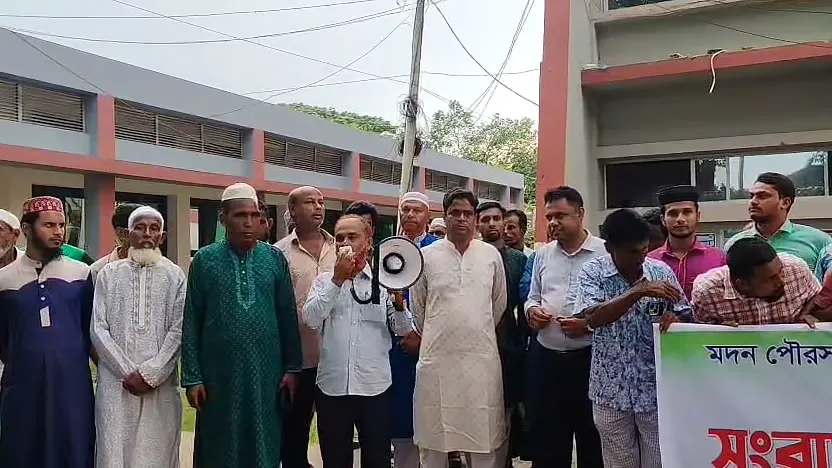 তিন সাংবাদিকের হাত কেটে নেওয়ার হুমকি