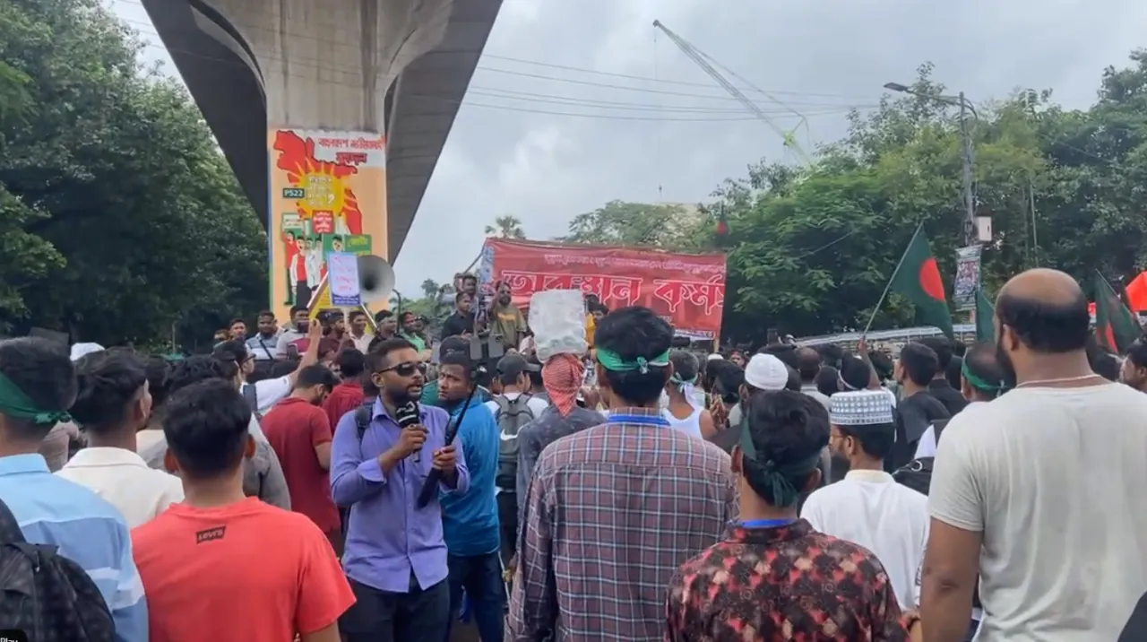 ‘জুলাই সনদ’ দাবিতে শাহবাগ মোড় অবরোধ, স্থবির রাজধানী