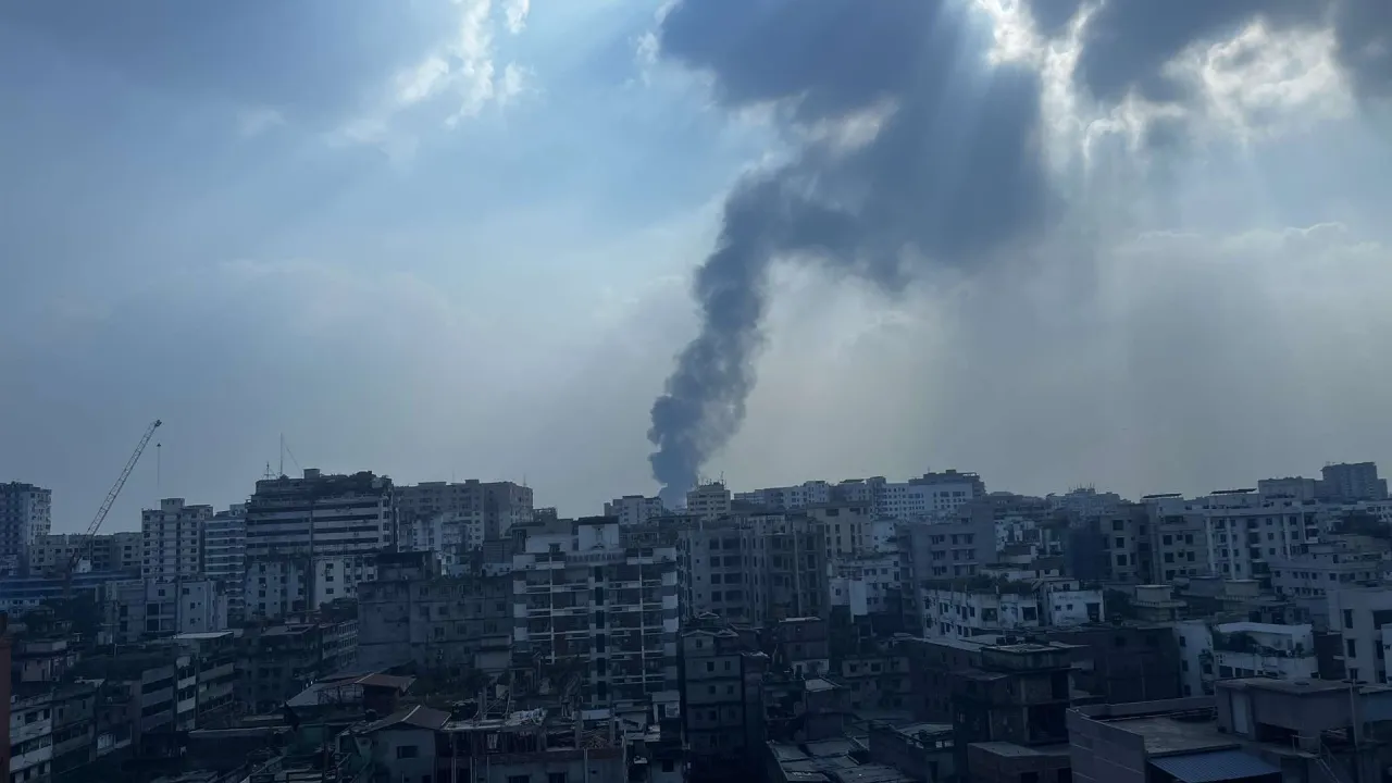 পুরান ঢাকার লালবাগে একটি প্লাস্টিক গোডাউনে আগুন