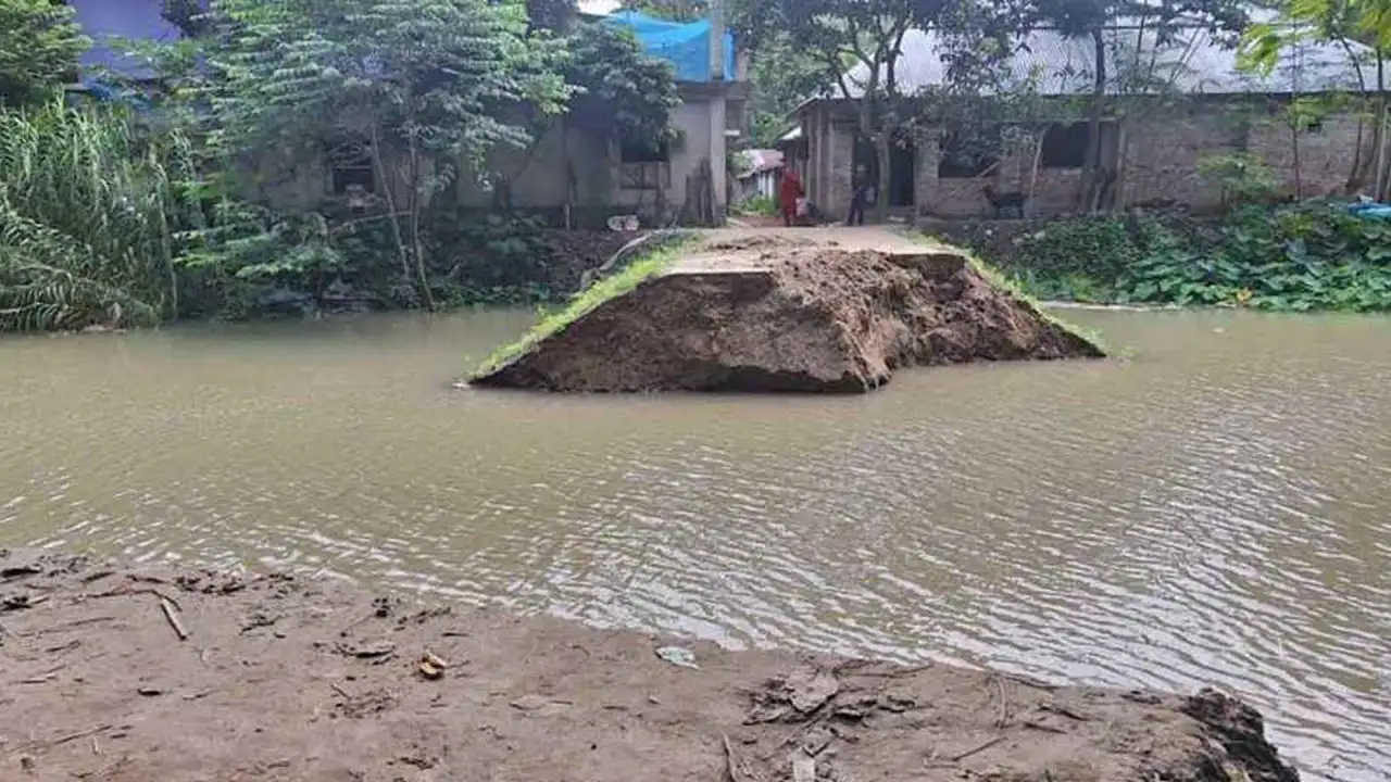 মান্দায় বেড়িবাঁধ ভেঙে পানিবন্দি ২০০ পরিবার