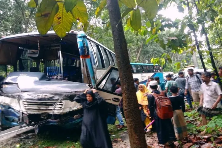 কক্সবাজারে বাস-মাইক্রোবাস সংঘর্ষে একই পরিবারের ৫ জন নিহত