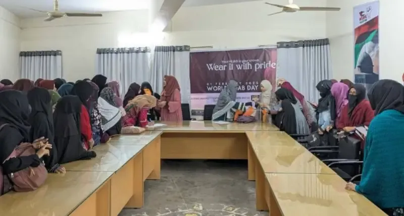 হিজাব দিবসে রাকসুর মানবিক উদ্যোগ, উপহার পেল ২ শতাধিক ছাত্রী