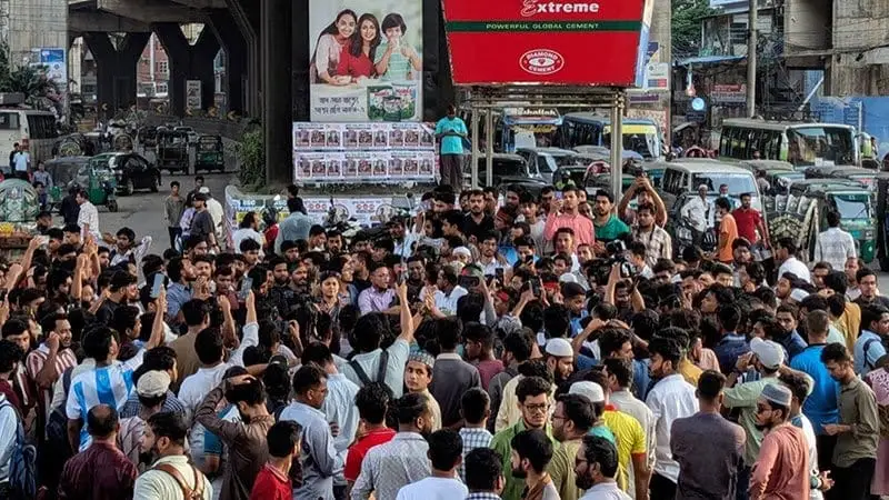 গোপালগঞ্জে হামলার প্রতিবাদে চট্টগ্রামে এনসিপির বিক্ষোভ, লোহাগাড়ায় সড়ক অবরোধ