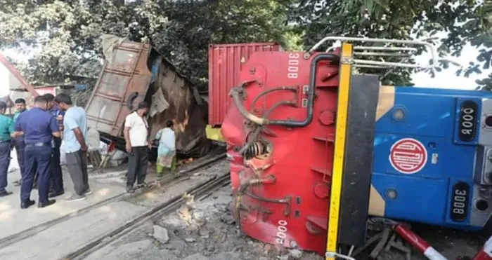 চট্টগ্রামে লরির ধাক্কায় ট্রেন উল্টে প্রাণ গেল ১ জনের