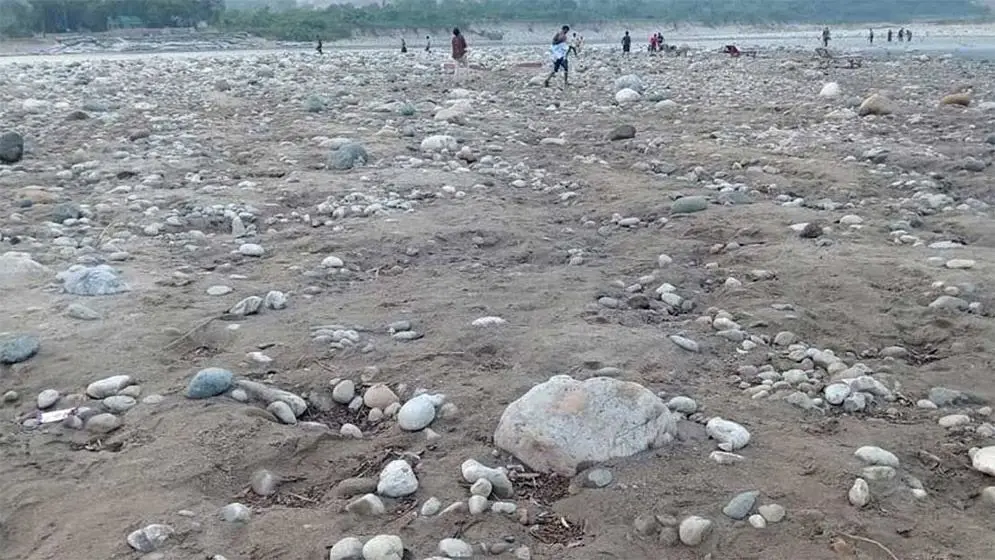 ভোলাগঞ্জে সাদা পাথর লুট: তালিকা ও ফেরত দেওয়ার নির্দেশ হাইকোর্টের
