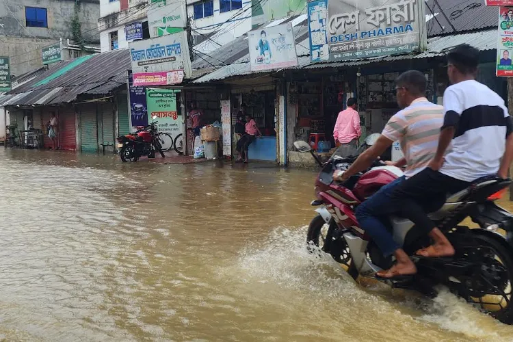 মুহুরী নদীর পানি বৃদ্ধিতে ফুলগাজী বাজার ও নিম্নাঞ্চল প্লাবিত ফেনীতে