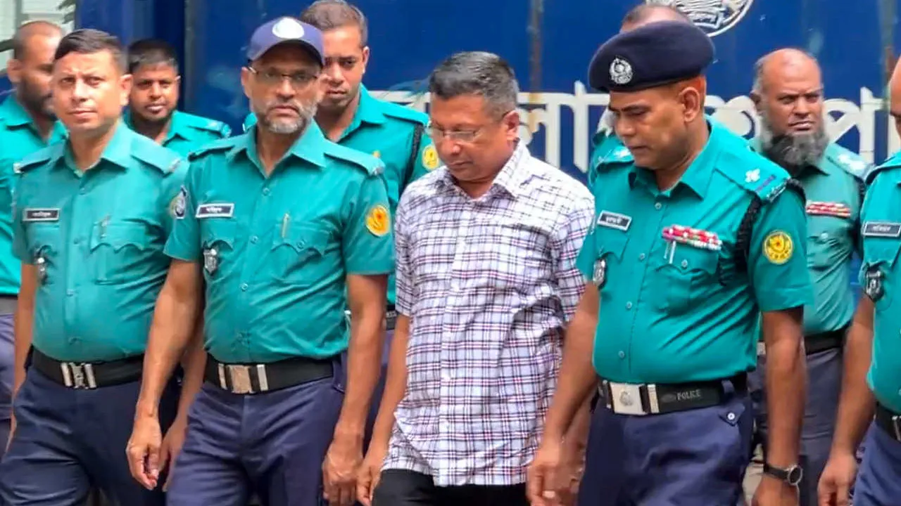 রাজসাক্ষী সাবেক আইজিপি চৌধুরী মামুন ট্রাইব্যুনালে, নেই হেলমেট-হাতকড়া