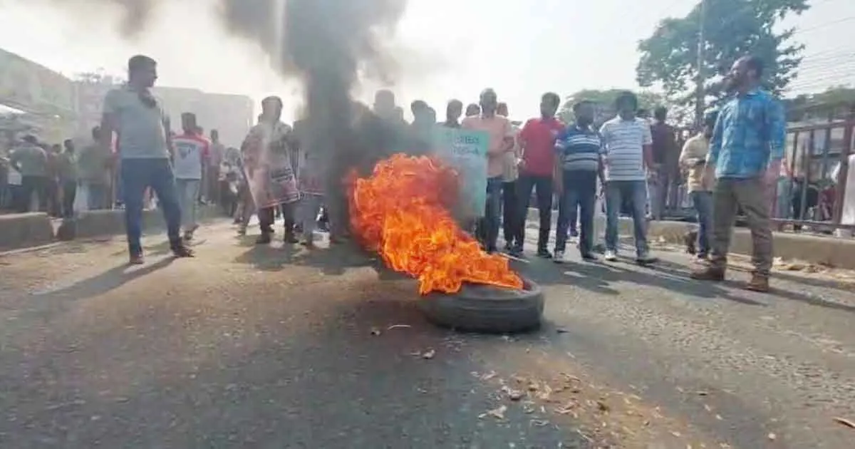 গাজীপুর-৬ আসনের পুনর্বহালের দাবিতে মহাসড়ক অবরোধ