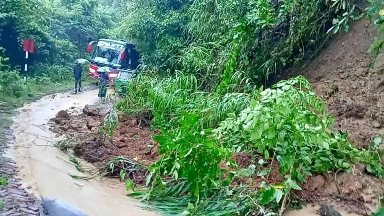 পাহাড় ধসে বাঘাইছড়ির সঙ্গে খাগড়াছড়ির সড়ক যোগাযোগ বন্ধ