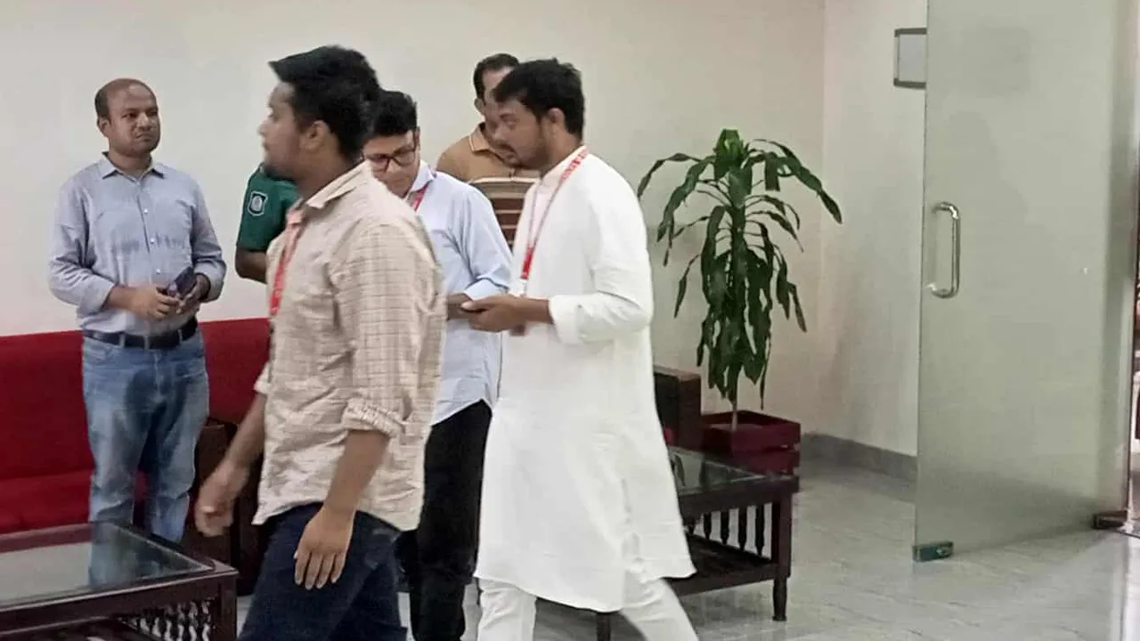সিইসির সঙ্গে দেখা করতে ইসিতে হাসনাত-নাসীরুদ্দীন
