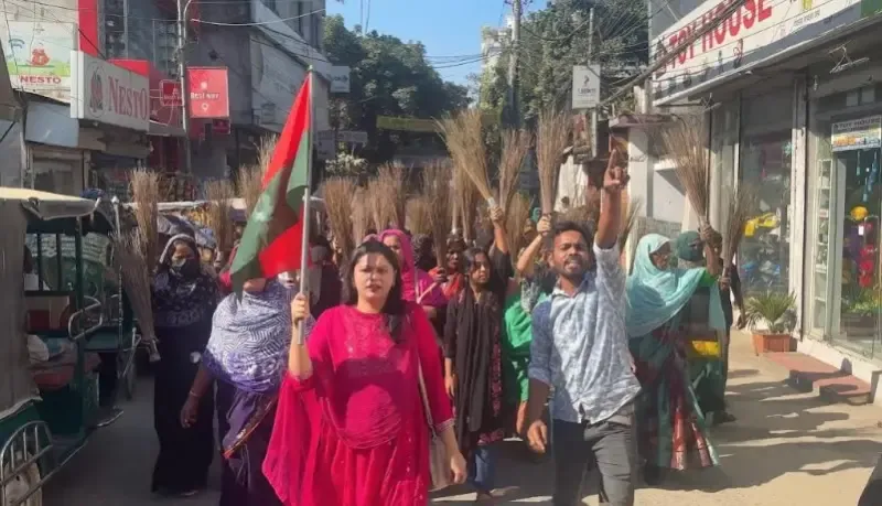 কিশোরগঞ্জে বিএনপি প্রার্থীর মনোনয়ন বাতিলের দাবিতে নারীদের ঝাড়ু মিছিল
