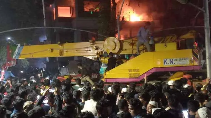 বুলডোজার নিয়ে ধানমন্ডি ৩২ নম্বরের পথে ছাত্র-জনতা