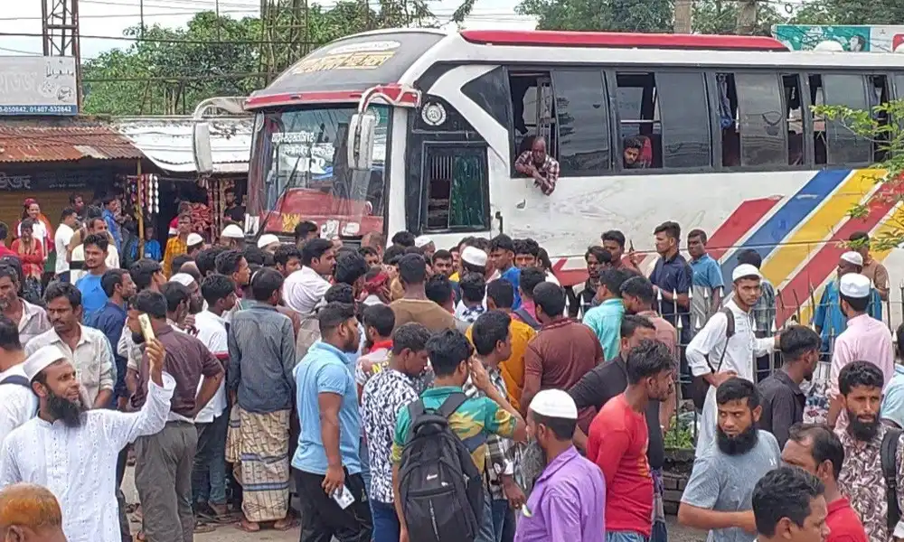 জুলাইযোদ্ধাকে লাঞ্ছিতের প্রতিবাদে ঢাকা-ময়মনসিংহ রুটের বাস চলাচল বন্ধ