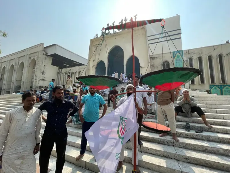 বায়তুল মোকাররম মসজিদের আশপাশে ব্যানার, ফেস্টুন হাতে অবস্থান নিয়েছেন অনেকে