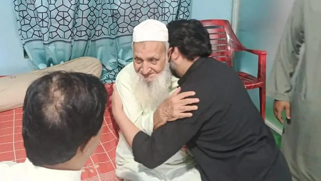 হেফাজত আমিরের দোয়া নিলেন বিএনপির হুম্মাম কাদের।