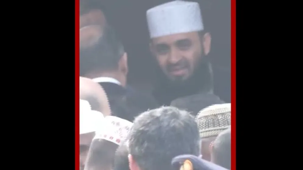 শেষ বিদায়ে খালেদা জিয়ার কফিন কাঁধে নিলেন ড. মিজানুর রহমান আজহারী