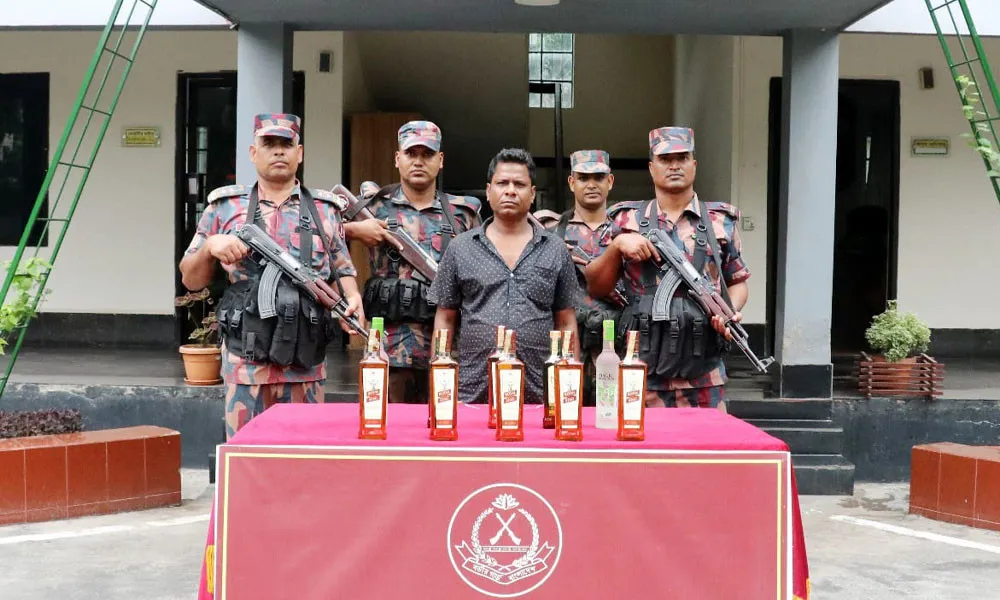 যশোরে বিদেশি মদসহ ভারতীয় নাগরিক আটক