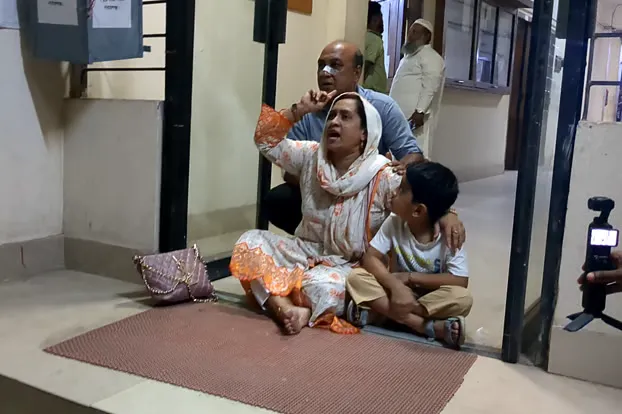 “আদালত প্রাঙ্গণে সন্তানের সামনে বাবা-মাকে মারধর, মামলা না নেওয়ায় থানায় অবস্থান”