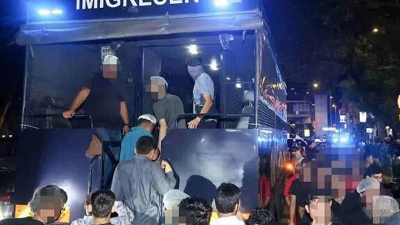 মালয়েশিয়ার ‘মিনি পাকিস্তান’ এলাকায় বিশেষ অভিযান, বাংলাদেশিসহ আটক ১৯৬
