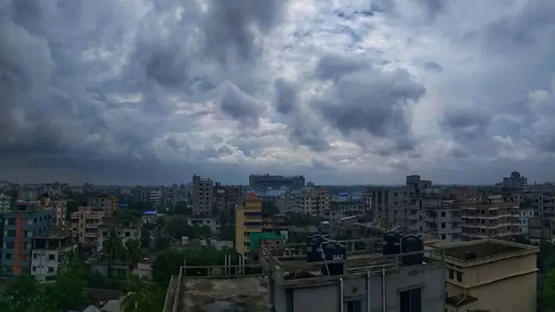 রাজধানী ঢাকা ও পার্শ্ববর্তী এলাকার দিনের তাপমাত্রা খানিকটা কমে যেতে পারে