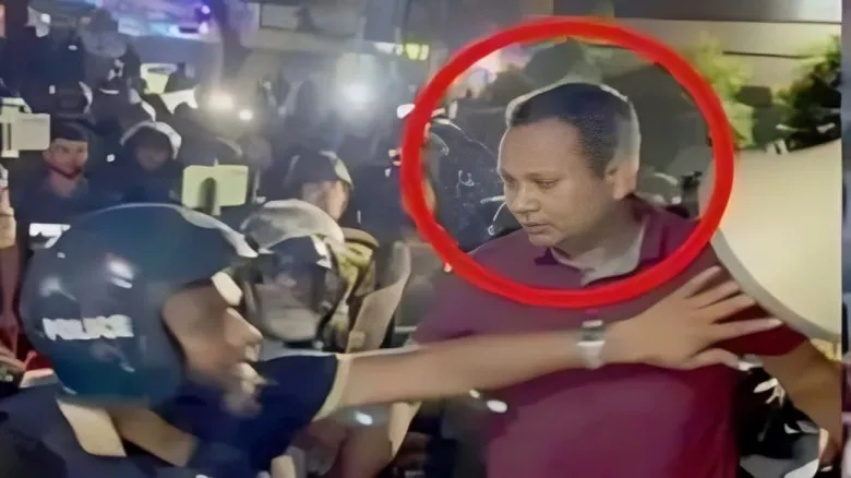 কে এই লাল টি-শার্ট পরা যুবক?