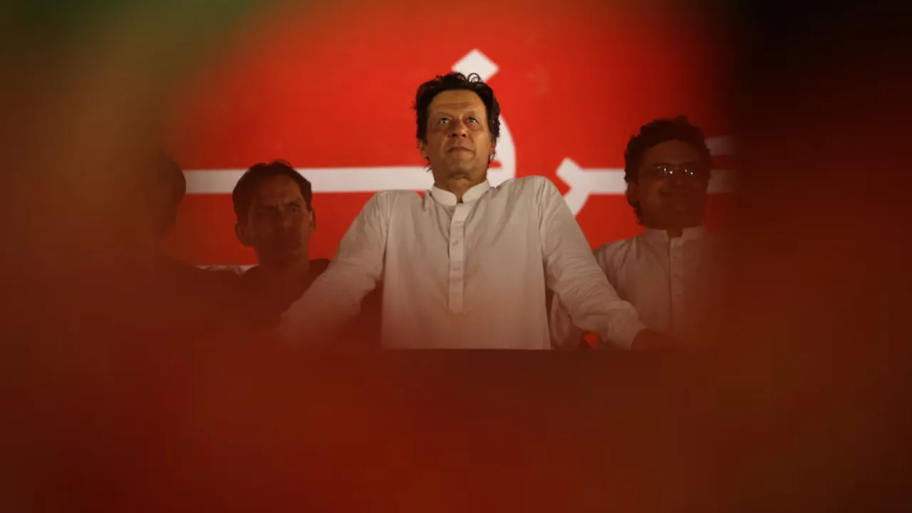 ইমরান খানের বোনকে কারাগারে দেখা করার অনুমতি