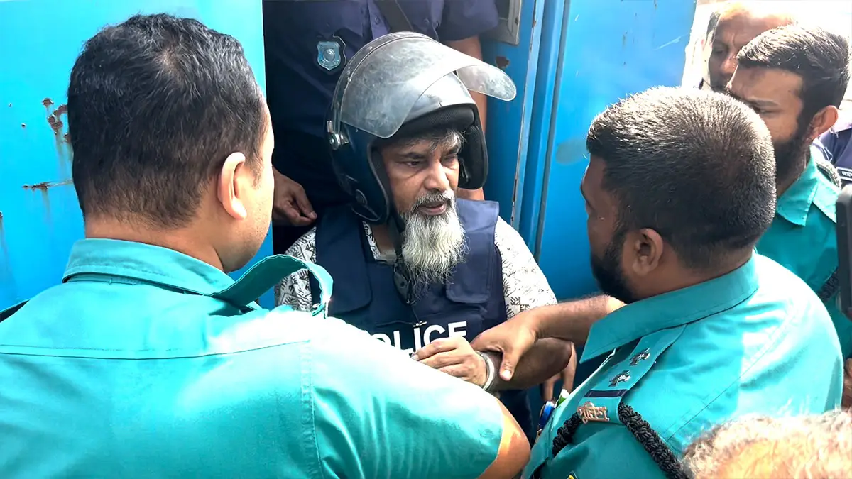 আমাকে হ্যান্ডকাফ পরালে কেন?’— পুলিশের ওপর চড়াও সুব্রত বাইন