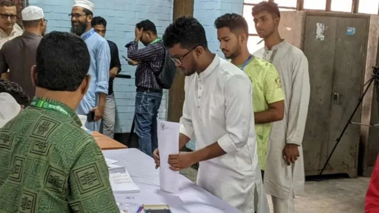 জাকসু নির্বাচনের ২১টি কেন্দ্রের, অতিরিক্ত ব্যালট পাওয়া গেছে।