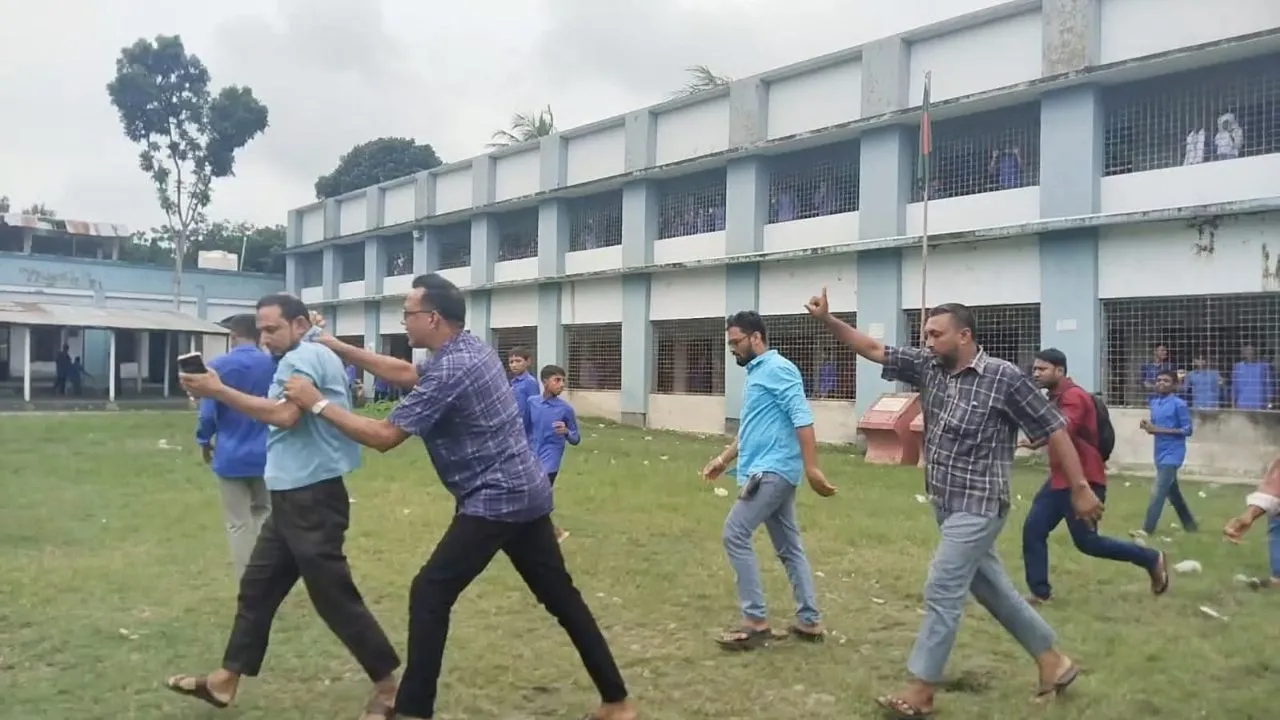 সাতক্ষীরায় সহকারী শিক্ষককে মারধর, অভিযোগ বিএনপি নেতাকর্মীদের বিরুদ্ধে