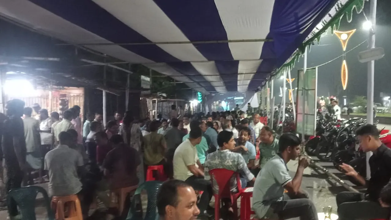 “বিএনপি ও জামায়াতের কর্মীরা রাবি গেটের সামনে”