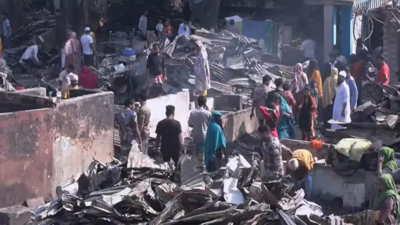শীতের রাতে খোলা আকাশের নিচে রাত কাটল কড়াইল বস্তিবাসীর।