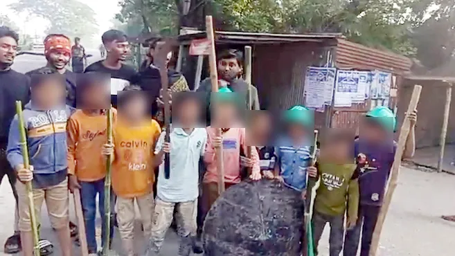 অবরোধে রামদা হাতে শিশুদের সড়কে অবস্থান