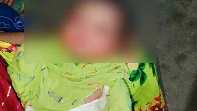 মানসিক ভারসাম্যহীন নারীর কোলে ফুটফুটে শিশু, পথচারীদের উদ্বেগ
