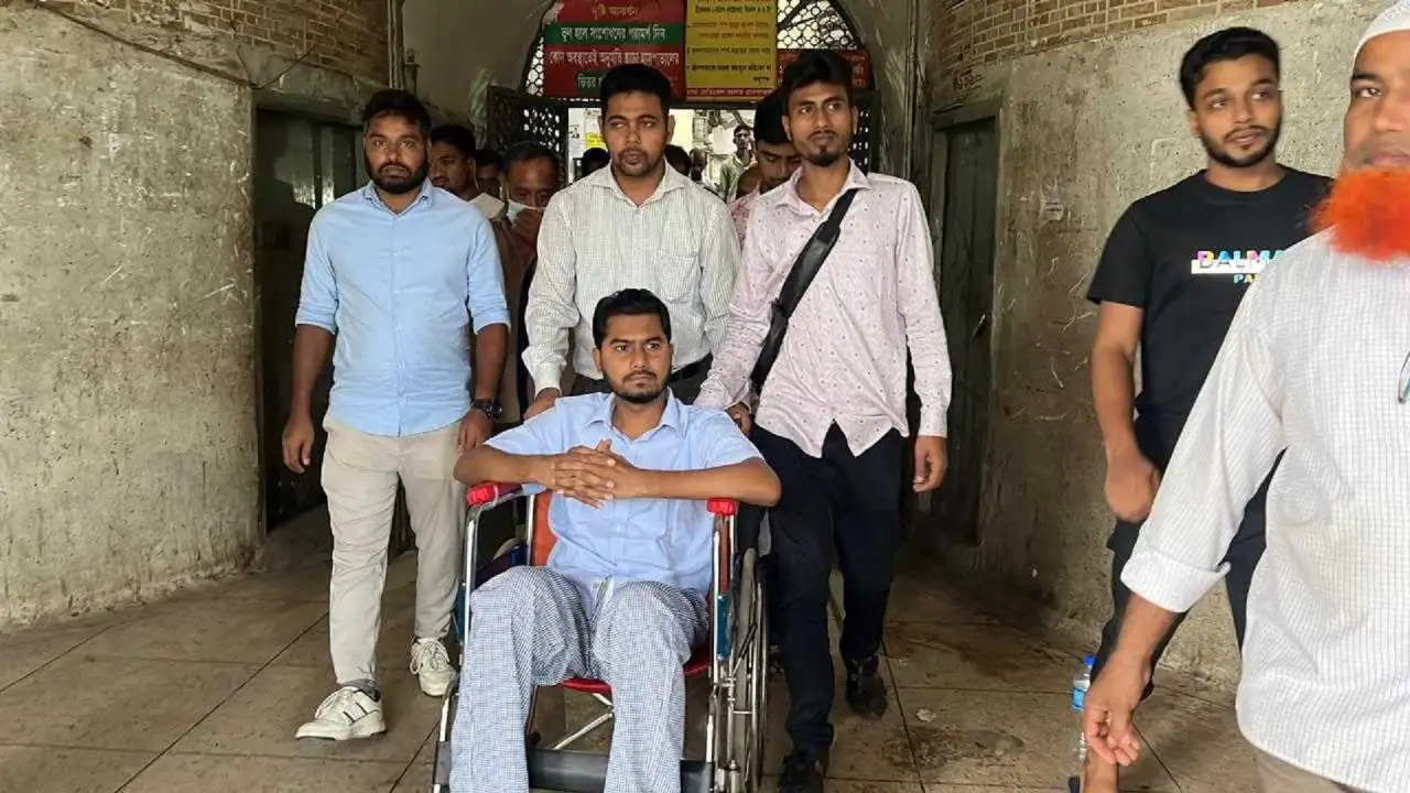 ১৮ দিন পর হাসপাতাল ছাড়লেন নুর