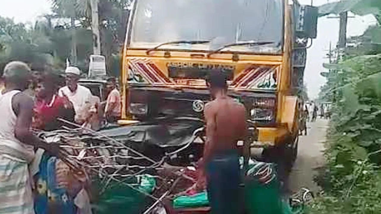 নোয়াখালীতে ট্রাকচাপায় অটোরিকশার ৬ যাত্রী নিহত
