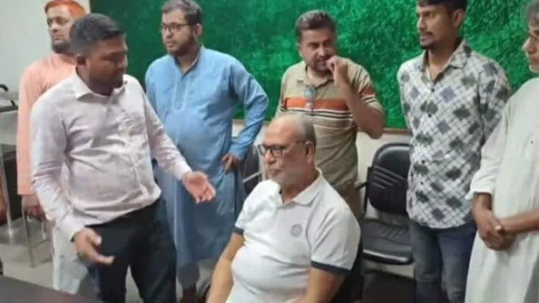 সাবেক মন্ত্রী লতিফ সিদ্দিকীকে পুলিশের হাতে তুলে দিল জনতা