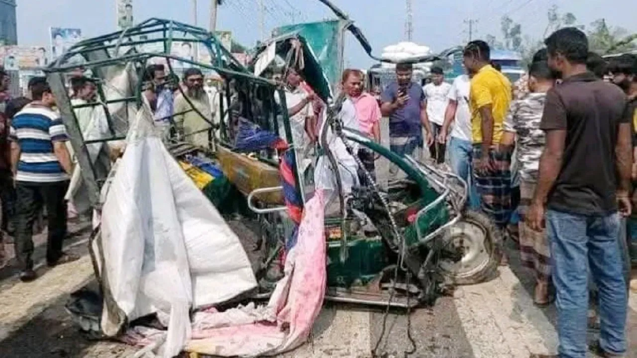 জামালপুরে কাভার্ডভ্যান ও ইজিবাইকের মুখোমুখি সংঘর্ষে নিহত ৪