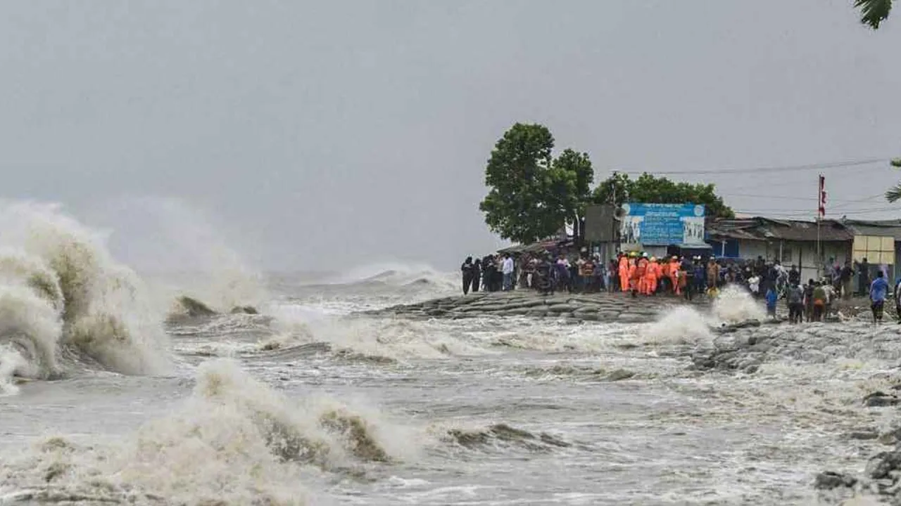 গভীর নিম্নচাপে সাগর উত্তাল, সমুদ্রবন্দরে ৩ নম্বর সতর্ক সংকেত