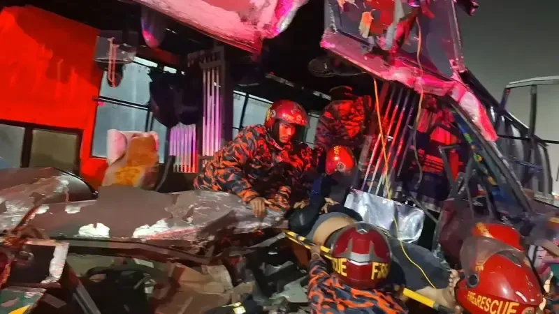 মুন্সিগঞ্জের শ্রীনগরে যাত্রীবাহী বাস দুর্ঘটনা, নারীসহ ৬ জন আহত