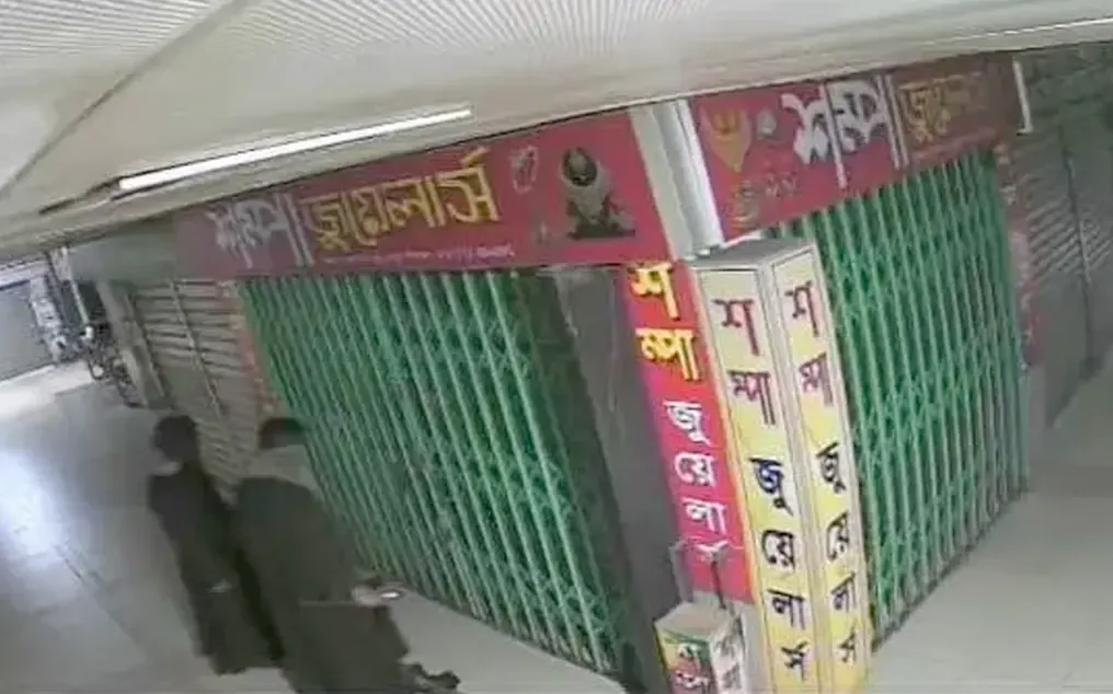 রাজধানীতে বোরকাধারী চোর ৫০০ ভরি সোনা লুট